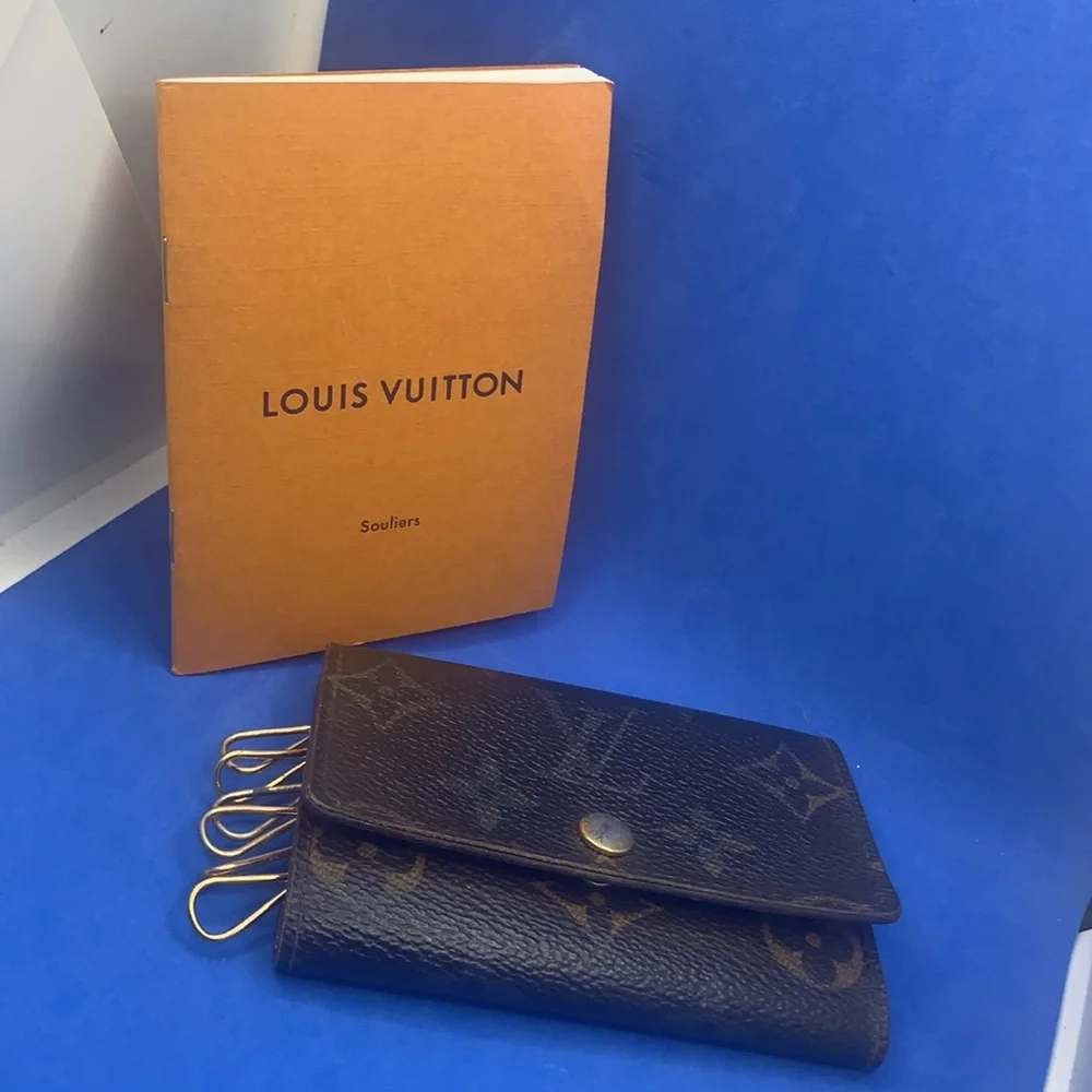 🤎 Louis‎ Vuitton Monogram signature design LV Logo 6 key holder
